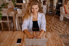 10 IT-Girl WordPress Themes For Female Bloggers & Entrepreneurs