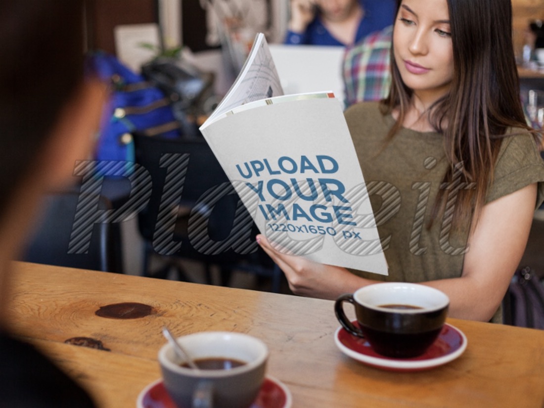 Mujer leyendo una revista en un café